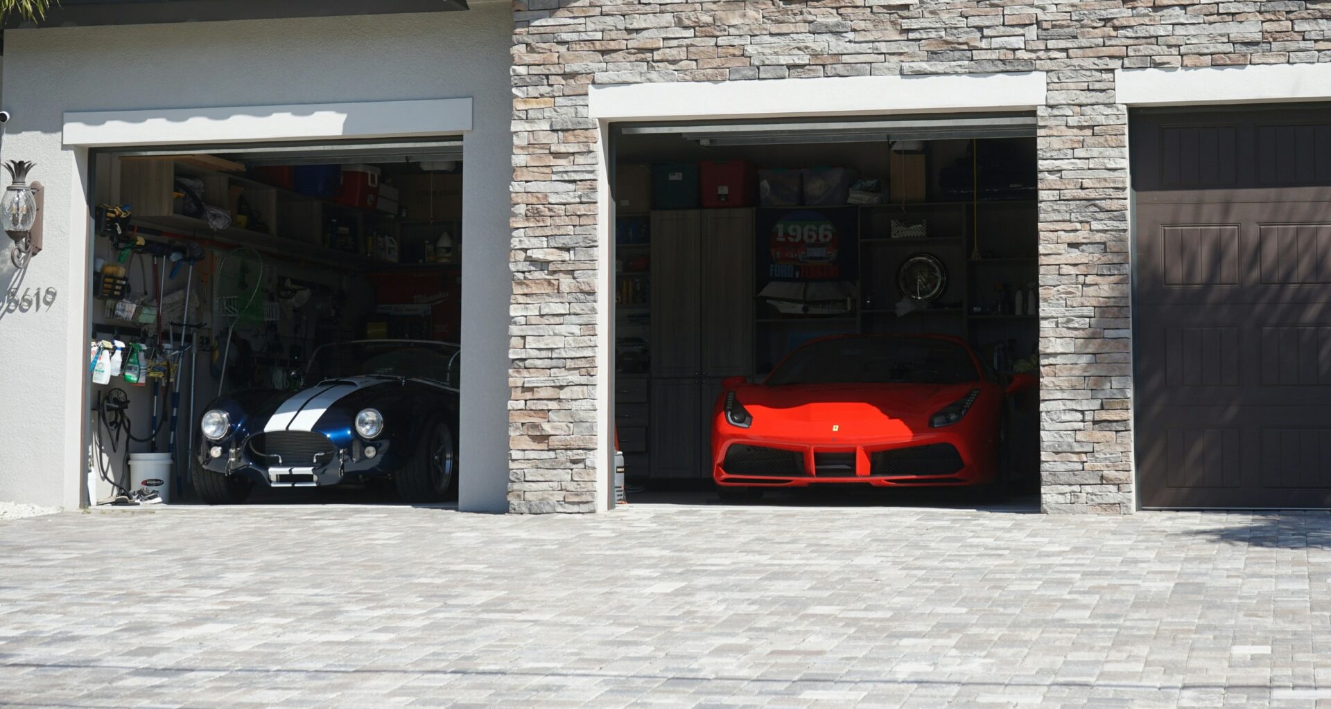 Dois carros desportivos em garagem moderna.