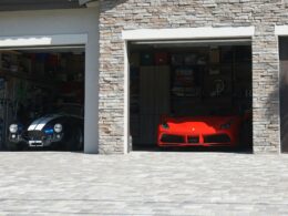 Dois carros desportivos em garagem moderna.