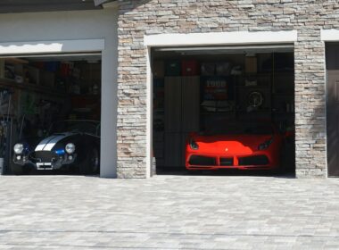 Dois carros desportivos em garagem moderna.