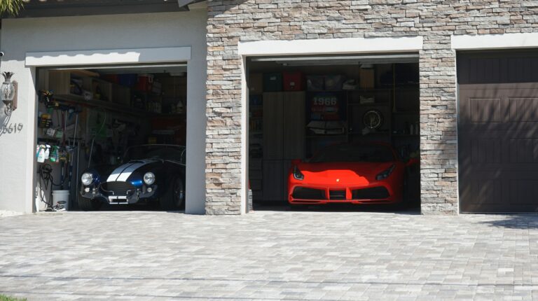 Dois carros desportivos em garagem moderna.