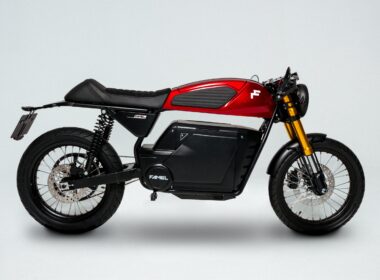 Motocicleta elétrica moderna com design estilizado.