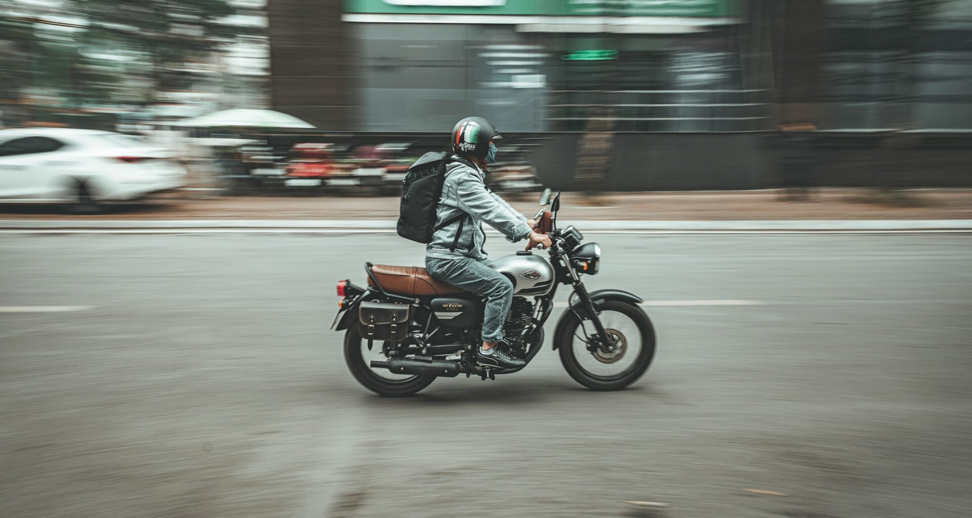 Pessoa a conduzir mota na estrada