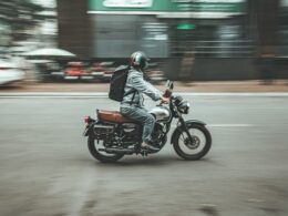 Pessoa a conduzir mota na estrada