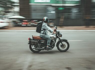 Pessoa a conduzir mota na estrada