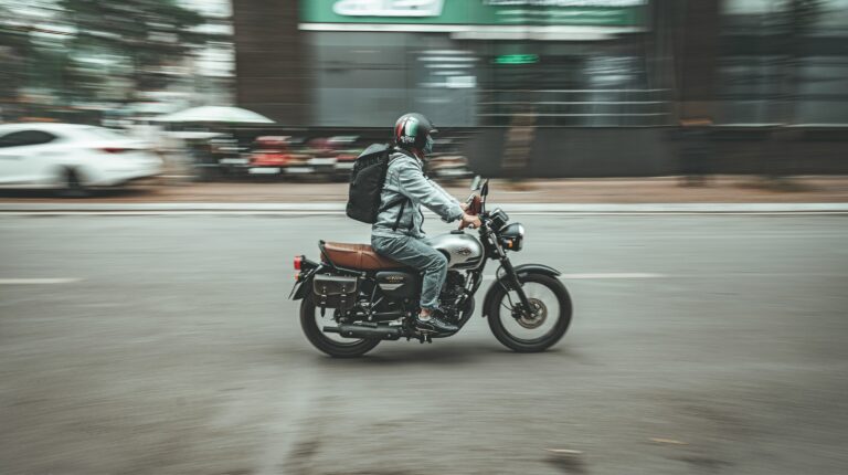 Pessoa a conduzir mota na estrada