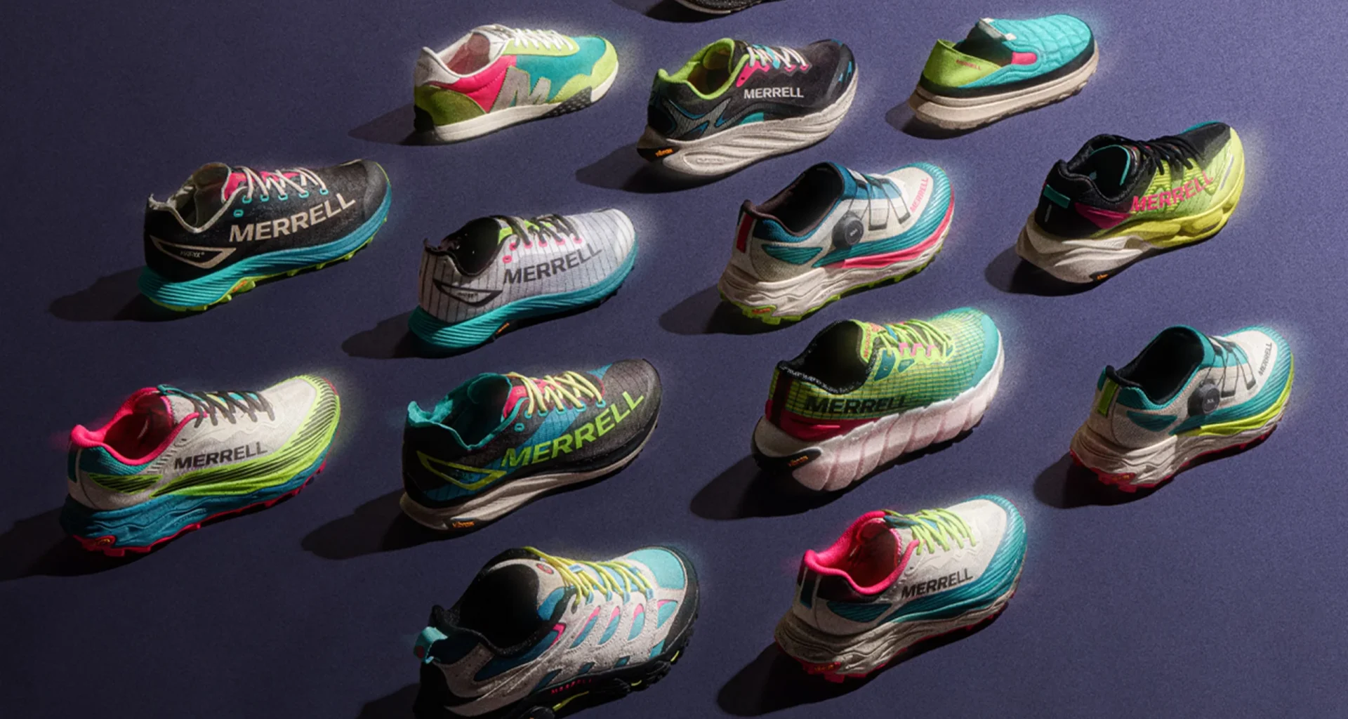Vários modelos de sapatilhas Merrell coloridas sobre fundo escuro.