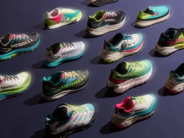 Vários modelos de sapatilhas Merrell coloridas sobre fundo escuro.