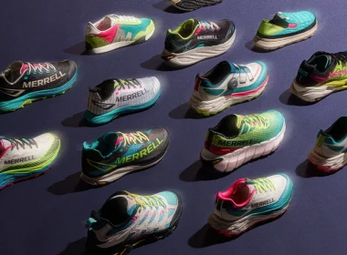 Vários modelos de sapatilhas Merrell coloridas sobre fundo escuro.
