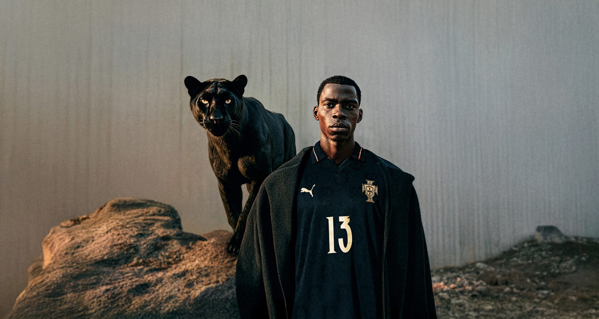 Jogador com camisa de Portugal ao lado de pantera.