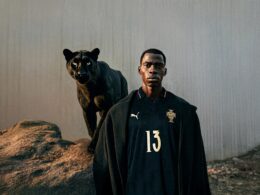 Jogador com camisa de Portugal ao lado de pantera.