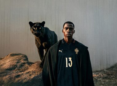 Jogador com camisa de Portugal ao lado de pantera.