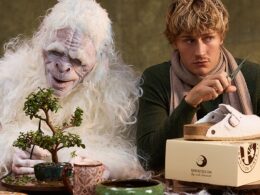 Yeti e homem com sapatos Birkenstock cuidando de um bonsai.