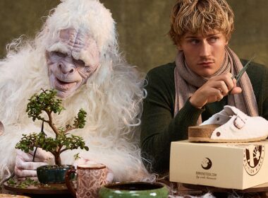 Yeti e homem com sapatos Birkenstock cuidando de um bonsai.