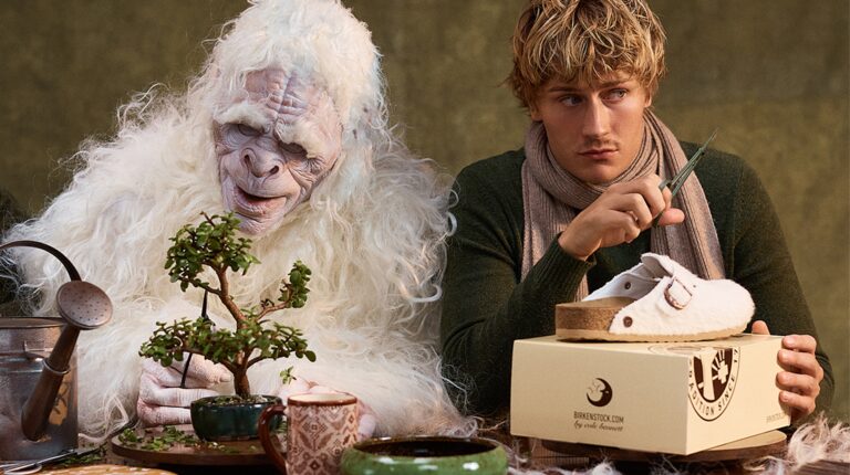 Yeti e homem com sapatos Birkenstock cuidando de um bonsai.