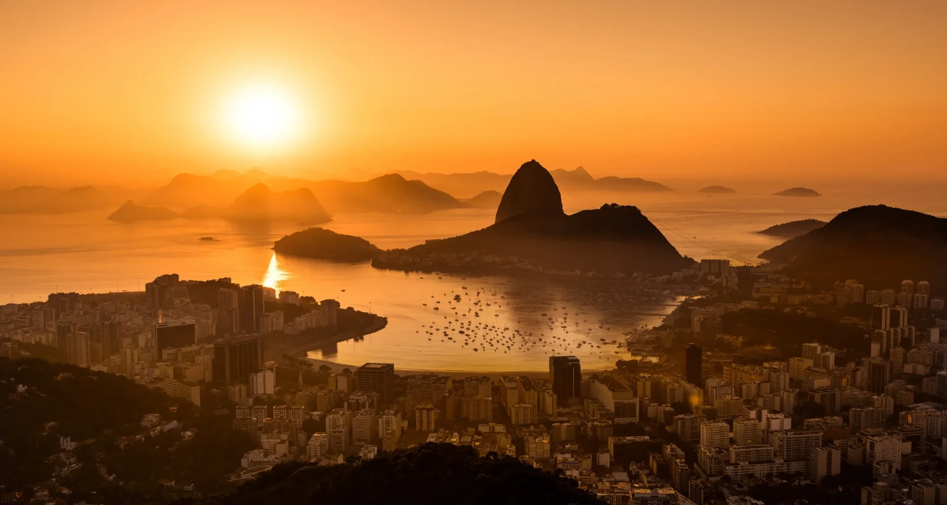 Pôr do sol dourado no Rio de Janeiro e baía.