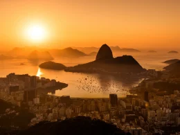 Pôr do sol dourado no Rio de Janeiro e baía.