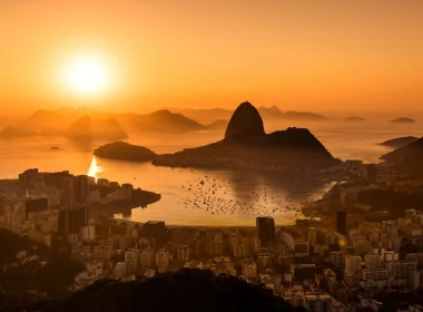Pôr do sol dourado no Rio de Janeiro e baía.
