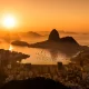Pôr do sol dourado no Rio de Janeiro e baía.