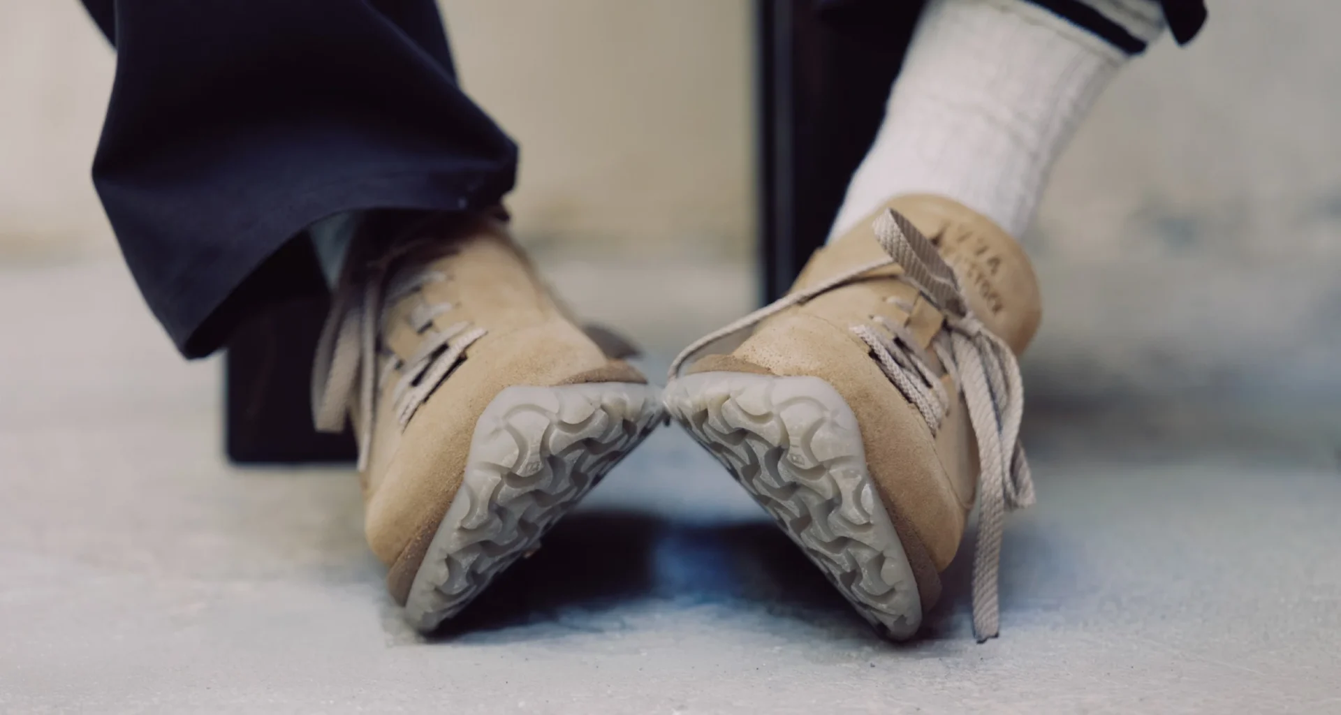 Sapatos Birkenstock de camurça bege com solas tratoradas.