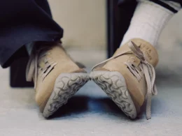 Sapatos Birkenstock de camurça bege com solas tratoradas.