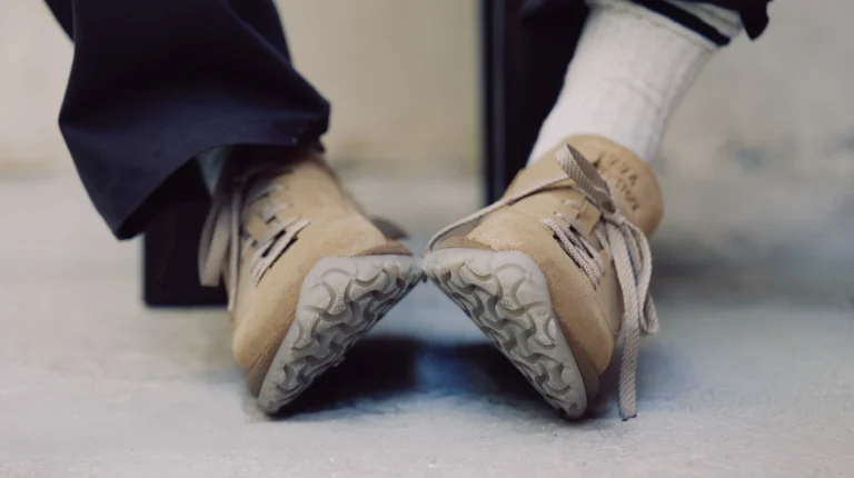 Sapatos Birkenstock de camurça bege com solas tratoradas.