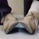 Sapatos Birkenstock de camurça bege com solas tratoradas.