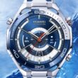 Relógio Huawei Watch Ultimate em fundo aquático.