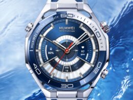 Relógio Huawei Watch Ultimate em fundo aquático.