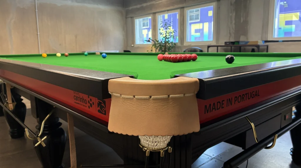Mesa de snooker profissional com acabamento em pele.