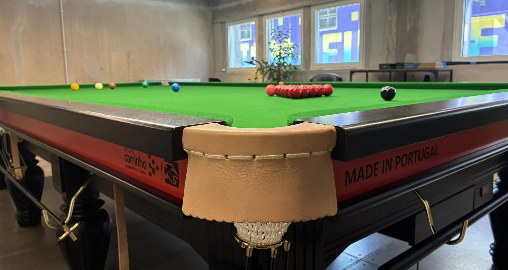Mesa de snooker profissional com acabamento em pele.