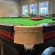 Mesa de snooker profissional com acabamento em pele.