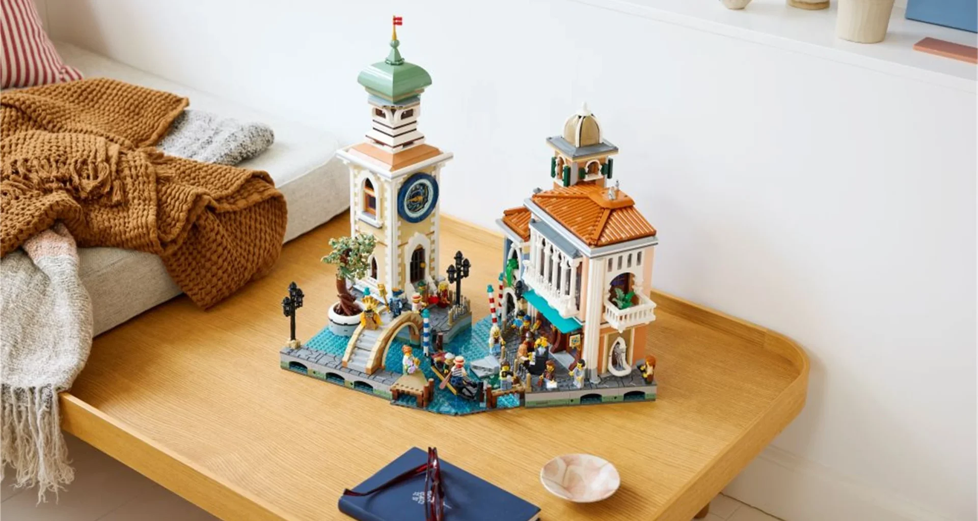 Conjunto LEGO de Veneza com torre de relógio e canais.