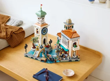 Conjunto LEGO de Veneza com torre de relógio e canais.
