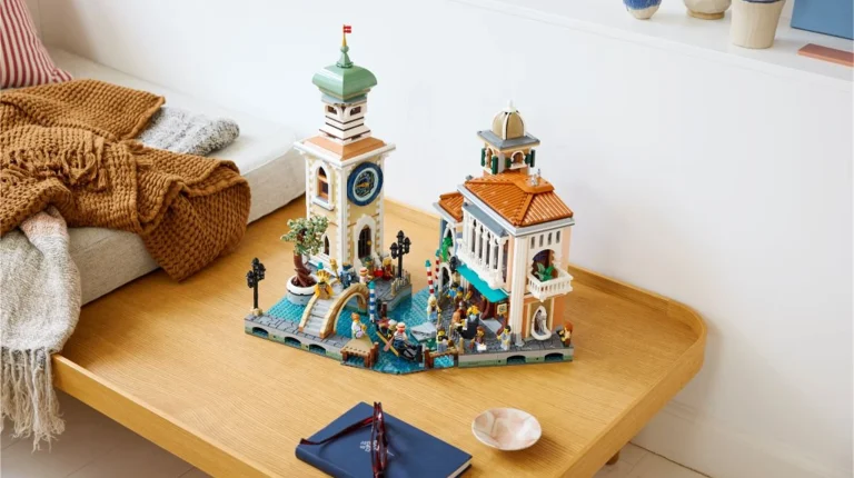 Conjunto LEGO de Veneza com torre de relógio e canais.