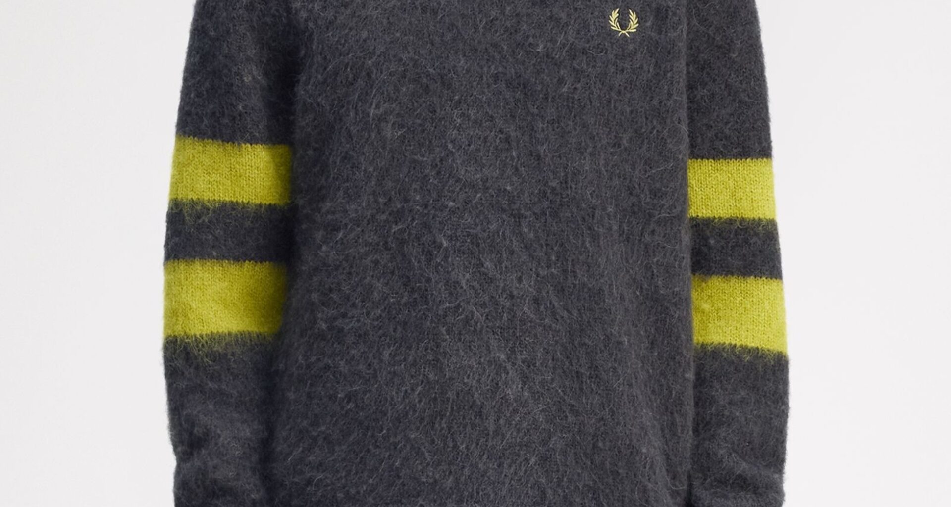 Camisola cinzenta com mangas riscadas amarelas.