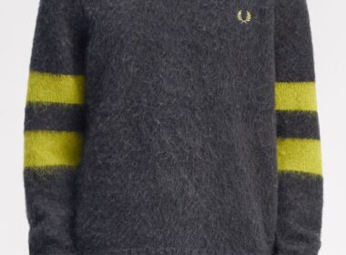 Camisola cinzenta com mangas riscadas amarelas.