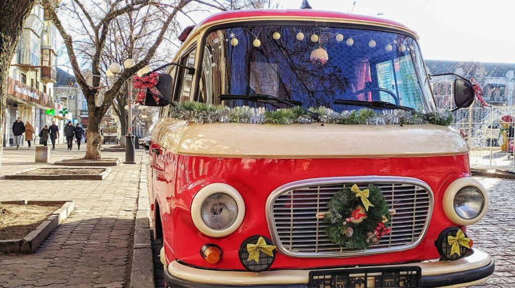 Carrinha vermelha decorada para o Natal na rua.
