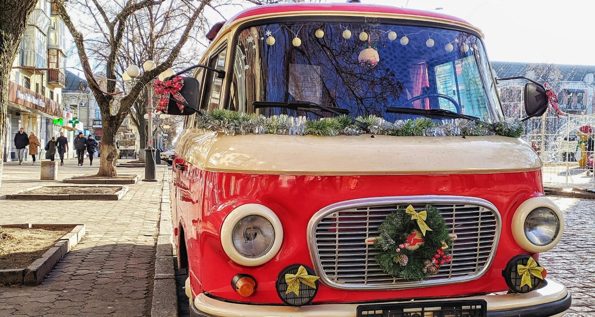 Carrinha vermelha decorada para o Natal na rua.