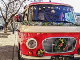 Carrinha vermelha decorada para o Natal na rua.