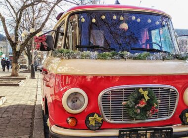 Carrinha vermelha decorada para o Natal na rua.