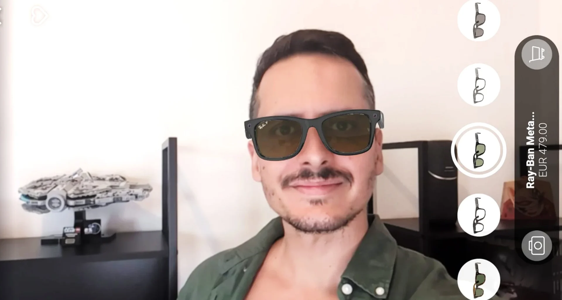 Homem a experimentar óculos Ray-Ban Meta através de realidade aumentada.