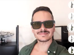 Homem a experimentar óculos Ray-Ban Meta através de realidade aumentada.