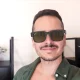 Homem a experimentar óculos Ray-Ban Meta através de realidade aumentada.