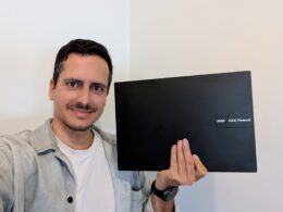 Pessoa segurando um portátil ASUS Vivobook preto.