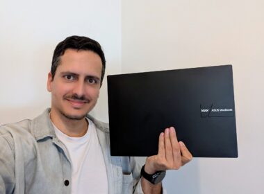 Pessoa segurando um portátil ASUS Vivobook preto.