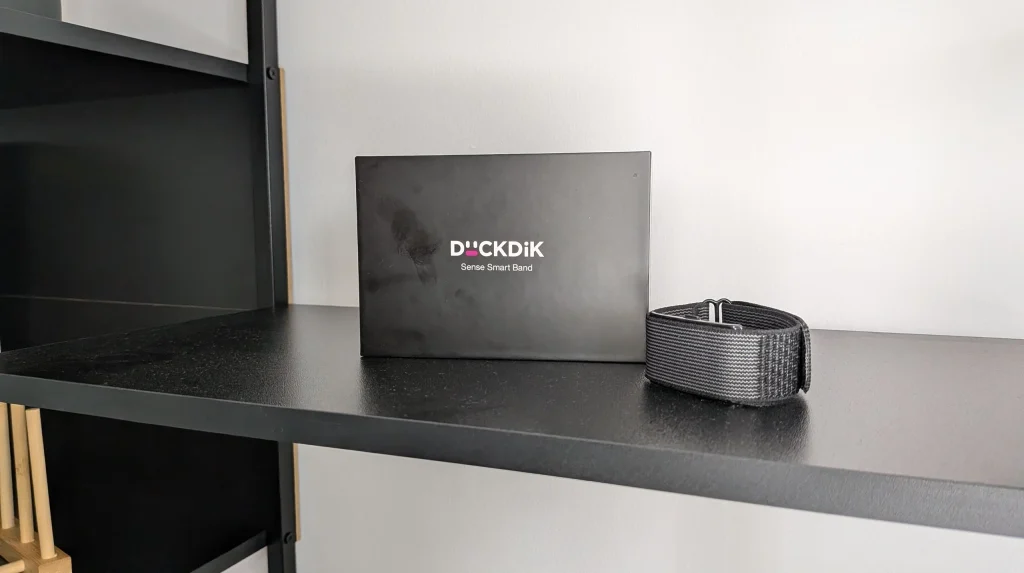 Caixa e bracelete da pulseira inteligente Duckdik Sense.