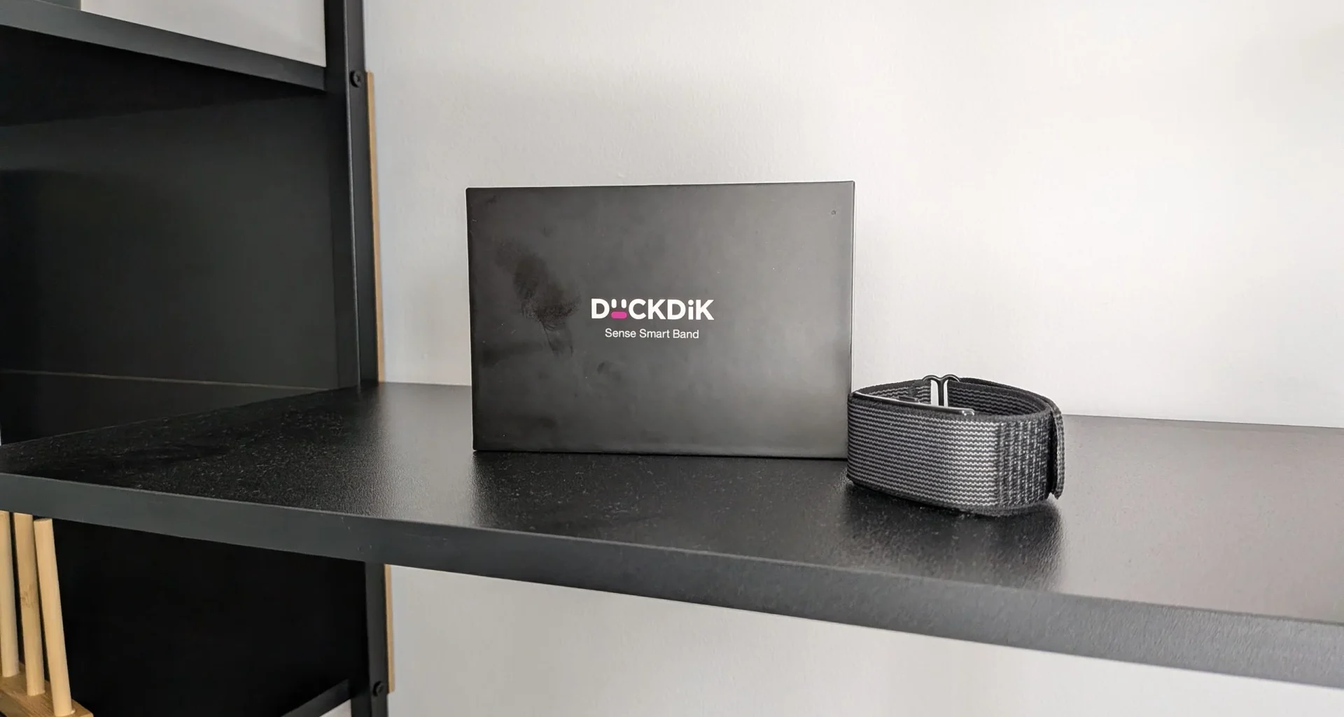 Caixa e bracelete da pulseira inteligente Duckdik Sense.
