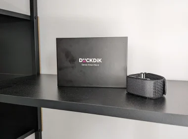 Caixa e bracelete da pulseira inteligente Duckdik Sense.