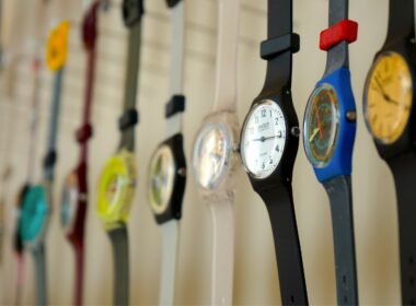 Coleção de relógios coloridos pendurados na parede.