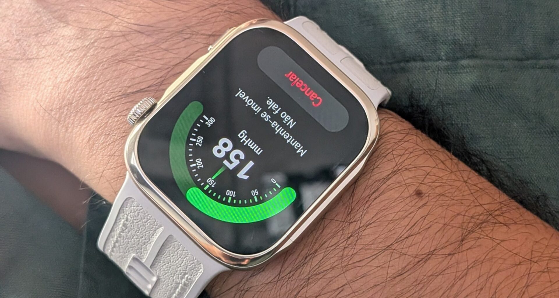 Smartwatch num pulso a medir a tensão arterial.